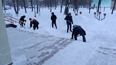 Дружно взялись за расчистку снега работники колледжа в Лунинце 