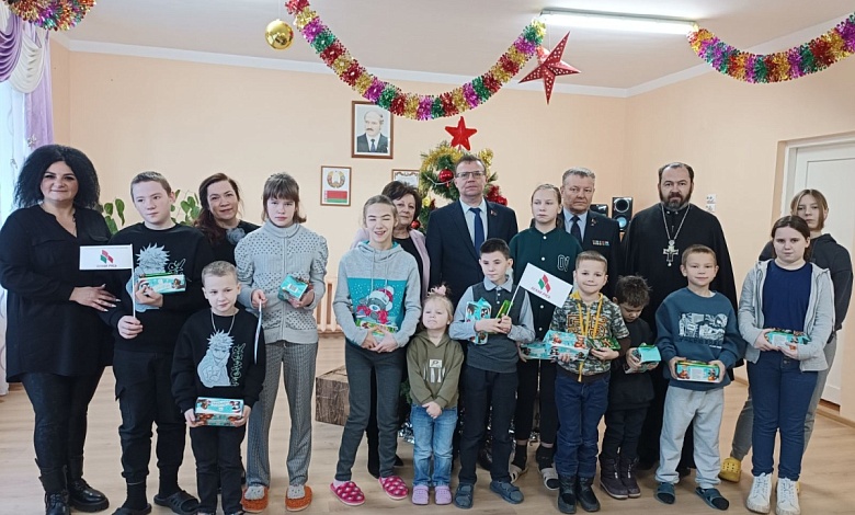 Душевное тепло и праздничное настроение продолжают дарить детям в Лунинецком районе