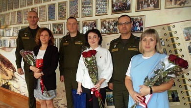 Военные поздравляют учителей в Лунинецком районе
