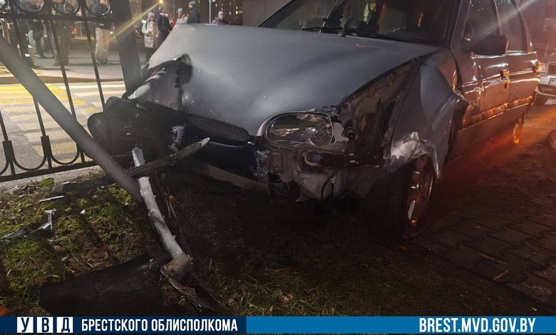 Пьяный водитель в Бресте влетел в ограждение. Неделю назад его уже задерживали