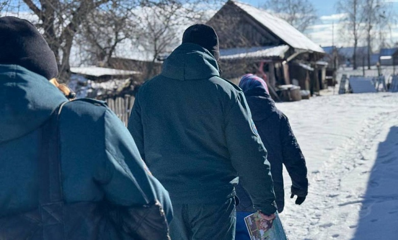 А как по другому? Спасатели идут по домам и проводят сходы в Лунинецком районе 