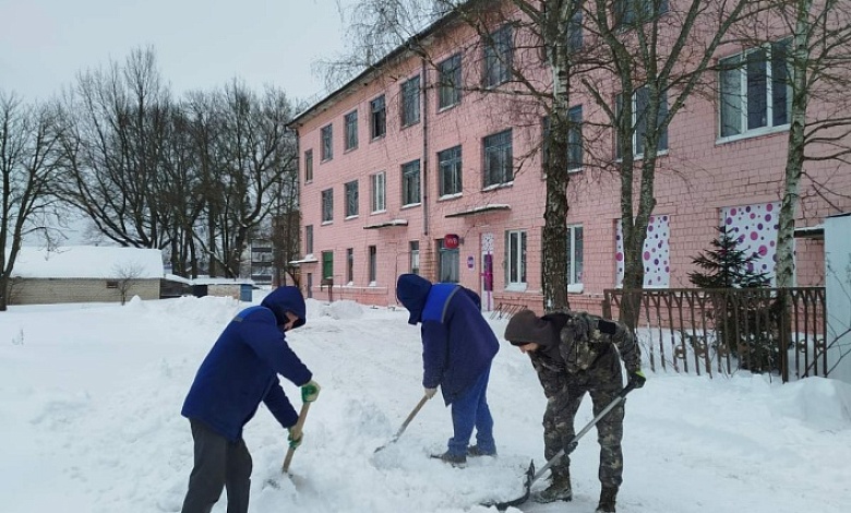 Профсоюзные активисты активно участвуют в ликвидации последствий снегопада в агрогородке Полесский