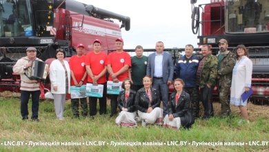 Подарки и песни: как поддержали тружеников полей в "Редигерово-Агро"