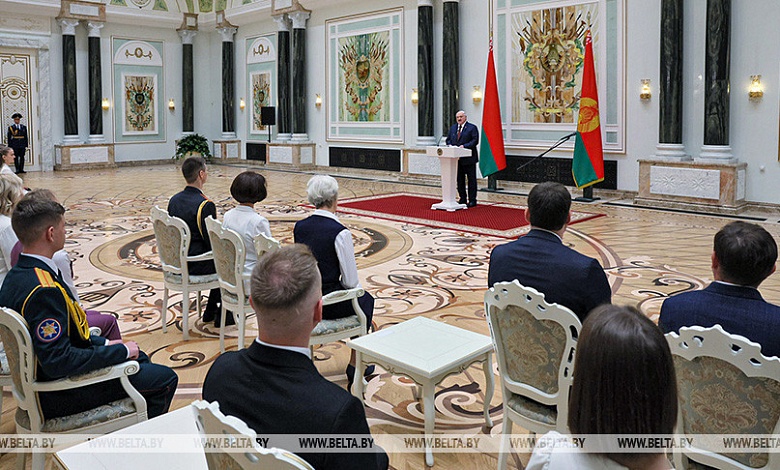 Лукашенко - выпускникам вузов: мир огромен, а Беларусь у нас одна