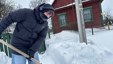 Активисты помогают пожилым жителям Лунинецкого района