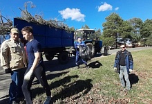 Наводят порядок в лесопарковой зоне Лунинца