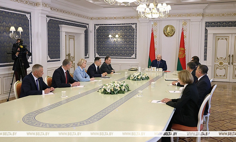 Лукашенко о вертикали власти: эффективность должна быть неимоверной, чтобы выстоять в этой бешеной борьбе