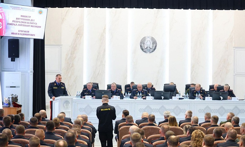 Лунинецким правоохранителям министр вручил награды