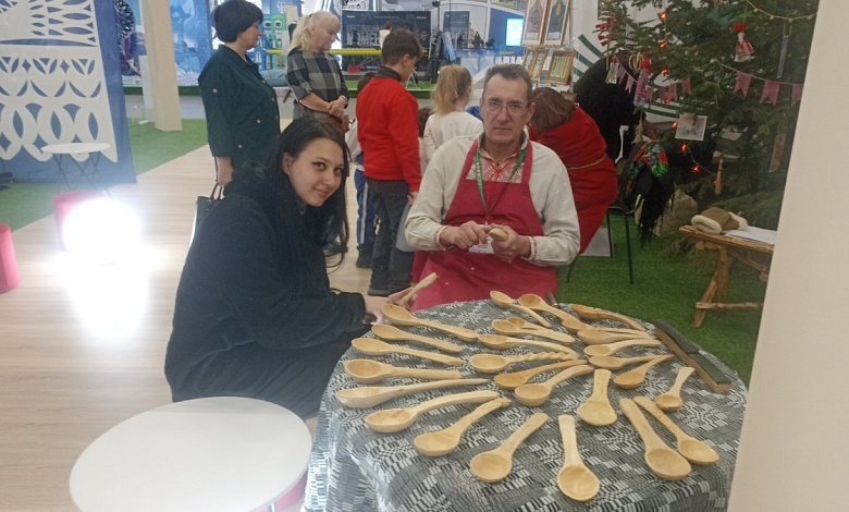 На выставке "Моя Беларусь" в Минске работают мастера Лунинецкого района