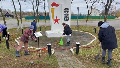 В Синкевичах навели порядок у памятника комсомольцам-подпольщикам в рамках акции «Дорога к обелиску»