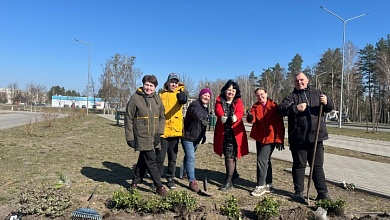 Общее дело! Жители Микашевичей наводят красоту!