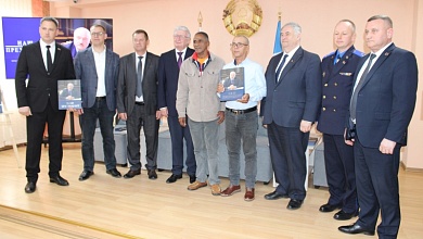 Кубинцы проявили большой интерес! Презентация книги "Наш Президент" состоялась в Лунинце