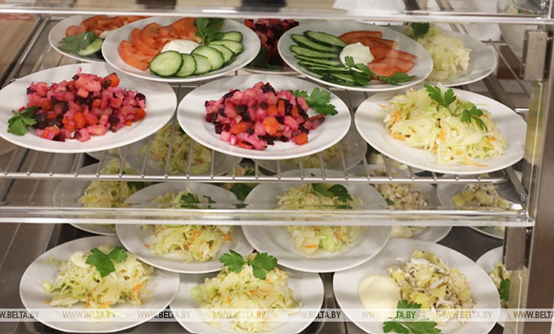 В Минске 12 человек оказались в больнице после посещения кафе. Минздрав проводит проверку