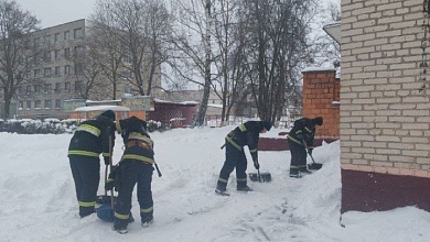 Спасатели помогают на расчистке снега в Лунинецком районе