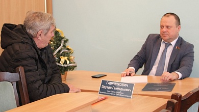 Сенатор Эдуард Гаврилкович провел прием граждан в Микашевичах  