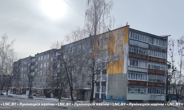 Начат капремонт дома по улице Первомайская в Микашевичах 