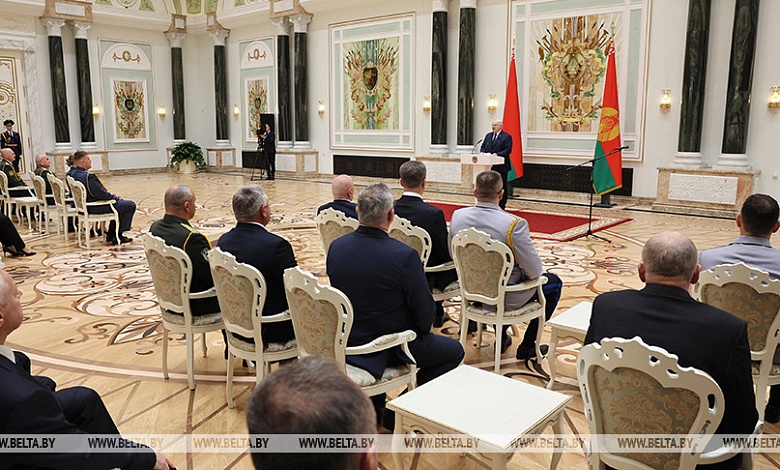 Лукашенко в преддверии священной даты - 80-летия Победы - вручил государственные награды