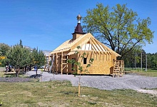 В Микашевичах на храме установили купол с крестом