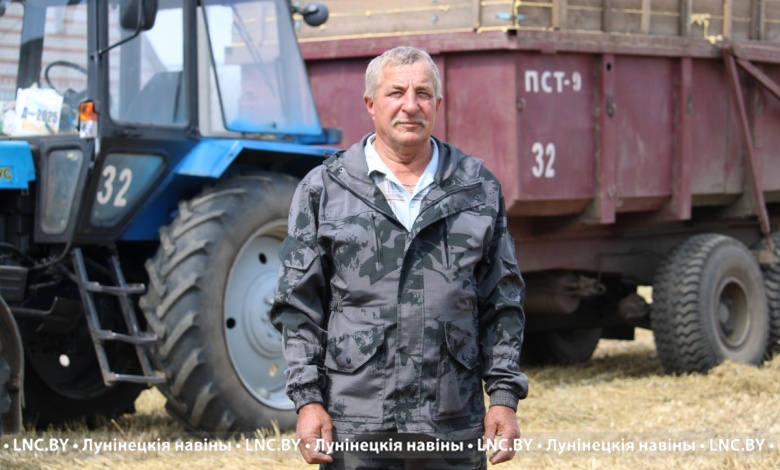 Более 40 лет трудится комбайнером Иван Савилович из Лунина. В чем секрет мастерства?