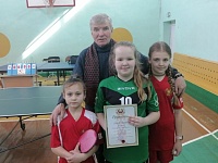 В настольный теннис играют девчата в Лунинецком районе