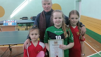 В настольный теннис играют девчата в Лунинецком районе