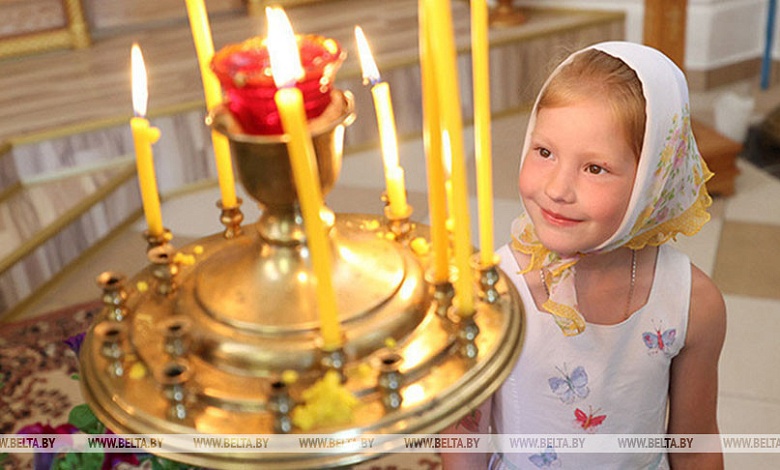 Православные верующие празднуют Успение Пресвятой Богородицы...