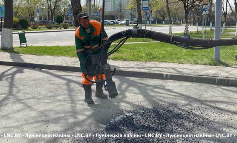 Ямочный ремонт активно ведется на улицах Лунинца 