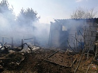 Оттуда уже пламя пошло! Спасатели тушили пожар в садовом товариществе. Видео