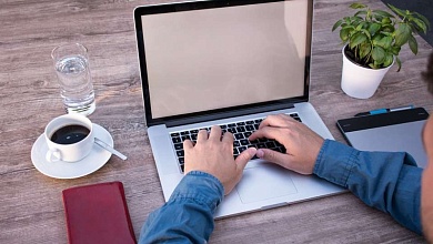 При работе на удаленке нужно быть дома в рабочее время? Рассказали в Минтруда