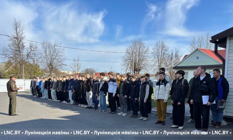 В Лунинце юношам вручили повестки на отправку в Вооруженные Силы Республики Беларусь