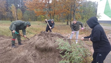 В Лунинце к республиканскому субботнику присоединились военнослужащие