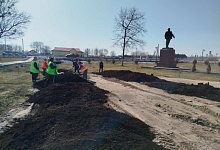 В Микашевичах ﻿работники ЖКХ проводят работы по озеленению 