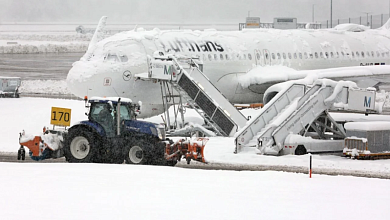 Сильные снегопады парализовали Европу, приведя к отмене сотен рейсов и закрытию школ