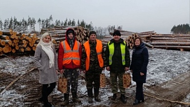 Вдалеке от дома работники Лунинецкого лесхоза принимают поздравления 