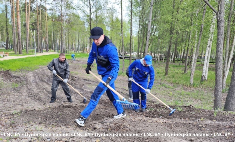 Молодежь "Гранита" вышла на субботник в городской лесопарк Микашевичей