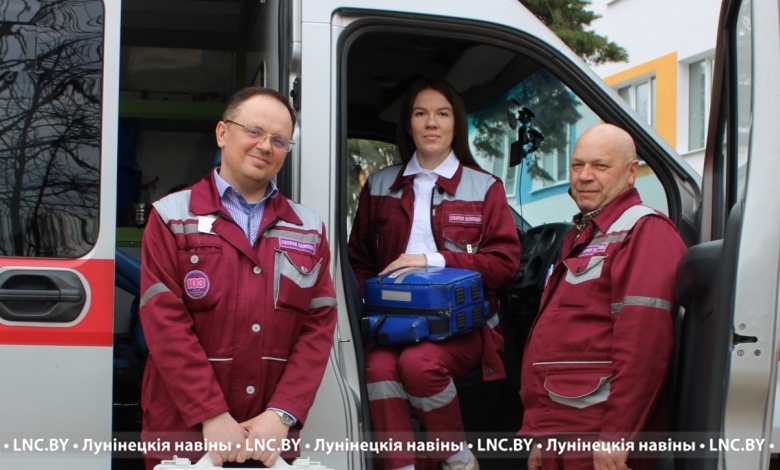 «Бригада, на вызов!». Медработников благодарят жители Микашевичей 