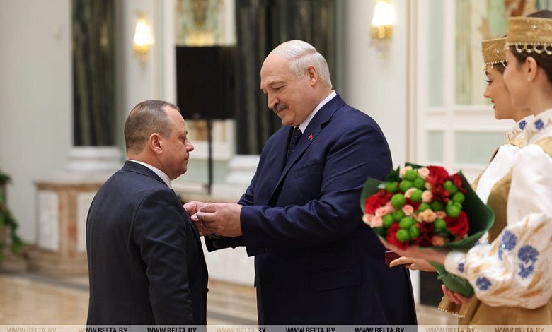 Александр Лукашенко вручил награду Эдуарду Гаврилковичу