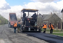 В Микашевичах асфальтируют улицу Малиновую 