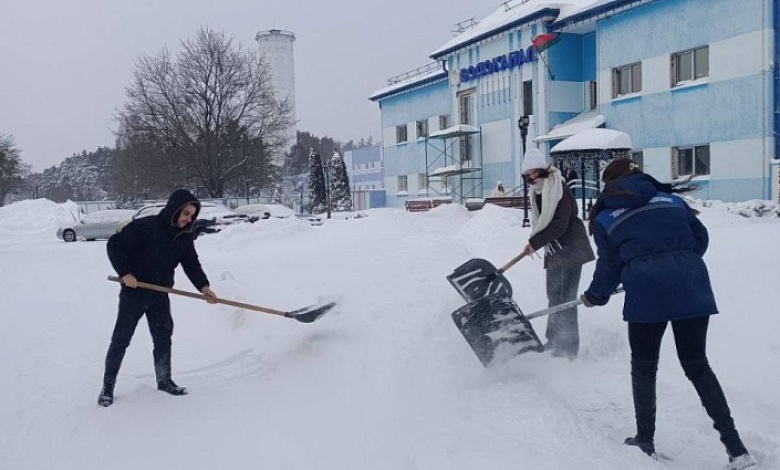 Молодежный десант подключился к уборке снега в Лунинце