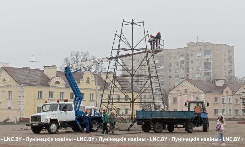 В Лунинце начали установку главной новогодней ёлки района