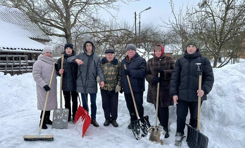 Соцработники и волонтеры пришли на помощь пенсионерам в Лунинце