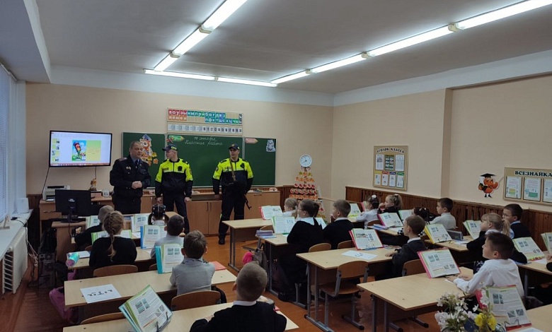 Сотрудники ГАИ проводят встречи в школах и раздают фликеры в Лунинецком районе