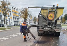 В Микашевичах ведутся работы по ямочному ремонту дорожного покрытия