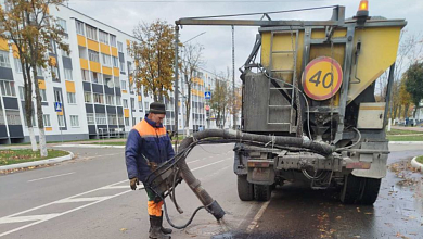 В Микашевичах ведутся работы по ямочному ремонту дорожного покрытия
