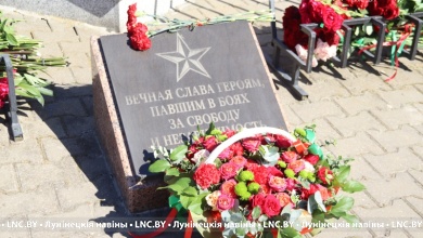 C возложения цветов к обелискам началось празднование Дня Республики в Лунинце