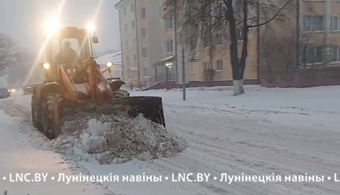 На расчистке улиц и дорог от снега задействовано 82 единицы техники в Лунинецком районе