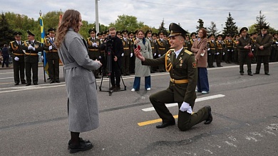 Военнослужащий сделал предложение возлюбленной перед военным парадом