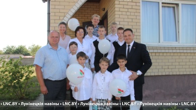 Подарки к началу нового учебного года продолжают дарить в Лунинецком районе