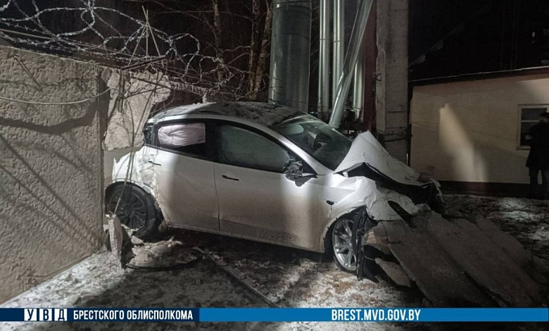 Женщина на «Tesla» протаранила бетонный забор в Барановичах. Видео