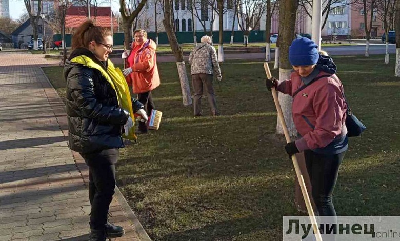 Жители Лунинца присоединились к районному субботнику